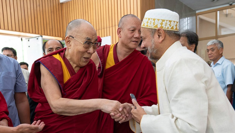 Seine Heiligkeit der Dalai Lama bei der Ankunft im Indie International Centre in Neu Delhi, Indien am 15. Juni 2019. Foto: Tenzin Choejor