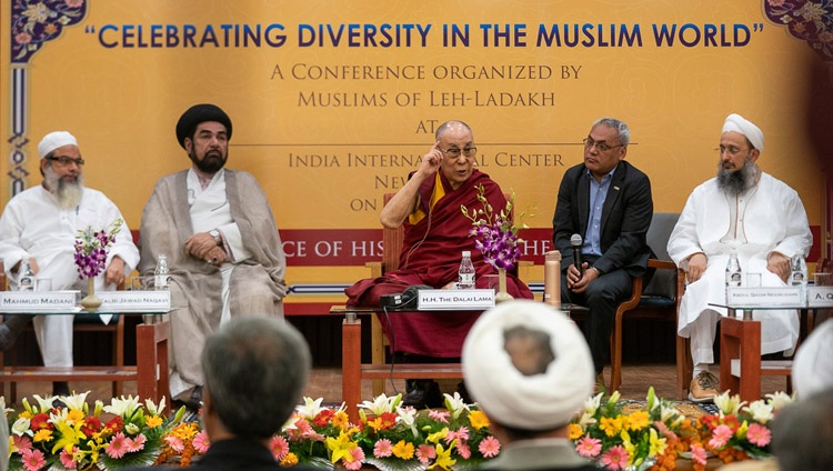Seine Heiligkeit der Dalai Lama spricht an der Eröffnungssitzung der Konferenz über Vielfalt in der muslimischen Gemeinde im India International Centre in Neu Delhi, Indien am 15. Juni 2019. Foto: Tenzin Choejor