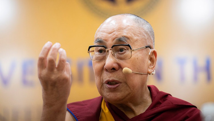 Seine Heiligkeit der Dalai Lama begrüsst tibetische Muslime zu Beginn der Konferenz "Celebrating Diversity in the Muslim World" im India International Centre in Neu Delhi, Indien am 15. Juni 2019. Foto: Tenzin Choejor