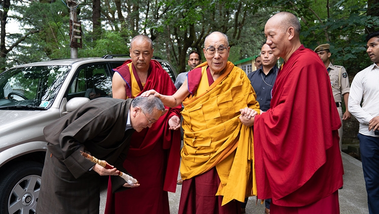 Seine Heiligkeit der Dalai Lama begrüsst den ehemaligen Kalon Tripa, Tenzin Namgyal Tethong, bei der Ankunft vor dem tibetischen Haupttempel in Dharamsala, HP, Indien am 5. Juli 2019. Foto: Tenzin Choejor