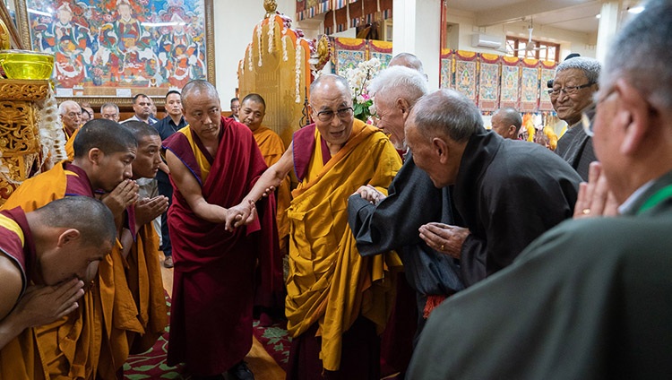 Seine Heiligkeit der Dalai Lama grüsst pensionierte Beamte der tibetischen Zentralverwaltung im tibetischen Haupttempel in Dharamsala, HP, Indien am 5. Juli 2019. Foto: Tenzin Choejor
