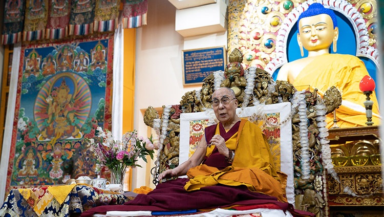 Seine Heiligkeit der Dalai Lama spricht während der Langlebenszeremonie im tibetischen Haupttempel in Dharamsala, HP, Indien am 5. Juli 2019. Foto: Tenzin Choejor