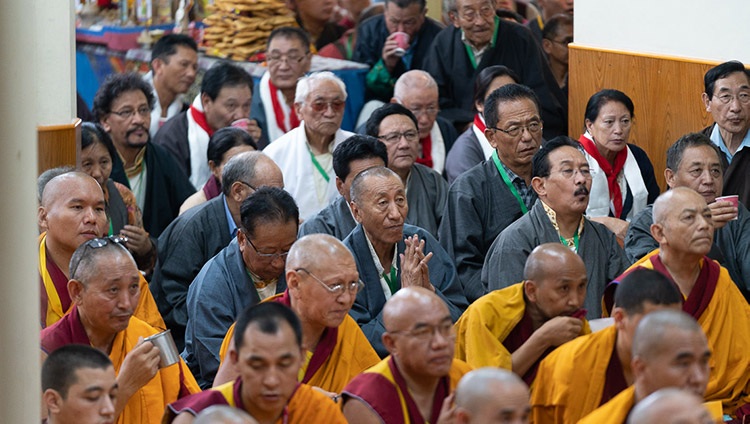 Die Teilnehmenden verfolgen die Rede Seiner Heiligkeit des Dalai Lama im tibetischen Haupttempel in Dharamsala, HP, Indien am 5. Juli 2019. Foto: Tenzin Choejor