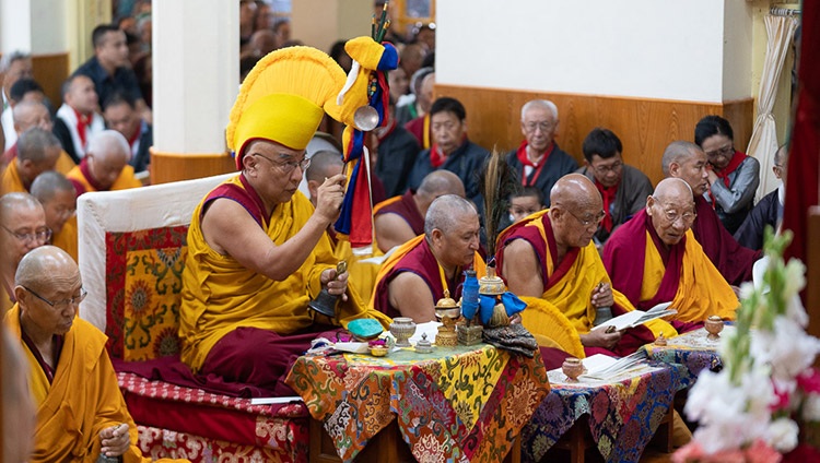 Thamtog Rinpoche, Abt des Namgyal-Klosters, führt die Langlebenszeremonie an - im tibetischen Haupttempel in Dharamsala, HP, Indien am 5. Juli 2019. Foto: Tenzin Choejor