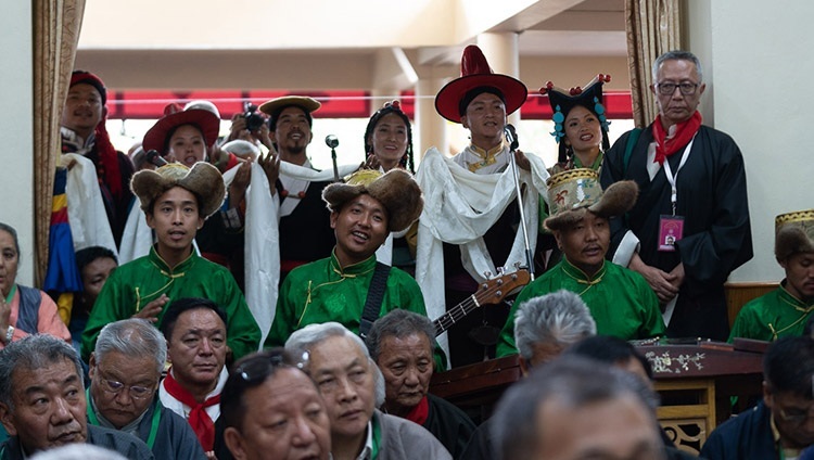 Mitglieder des Tibetan Institute of Performing Arts führen ein Dankeslied während der Langlebenszeremonie vor - im tibetischen Haupttempel in Dharamsala, HP, Indien am 5. Juli 2019. Foto: Tenzin Choejor
