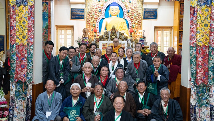 Seine Heiligkeit der Dalai Lama für eine Gruppenfoto mit ehemaligen Beamten der tibetischen Zentralverwaltung im tibetischen Haupttempel in Dharamsala, HP, Indien am 5. Juli 2019. Foto: Tenzin Choejor