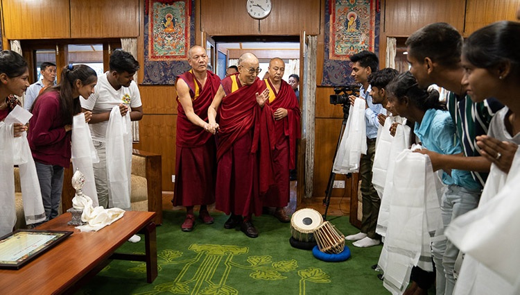 Seine Heiligkeit der Dalai Lama begrüsst Studierende und Angestellte der Tong-Len - ein gemeinnütziger Trust, der Familien aus den Slums unterstützt und ausbildet - in Dharamsala, HP, Indien am 7. Juli 2019. Foto. Tenzin Choejor