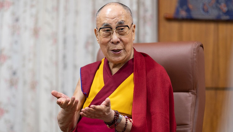 Seine Heiligkeit der Dalai Lama spricht mit den Gästen der Tong-Len Institution in Dharamsala, HP, Indien am 7. Juli 2019. Foto: Tenzin Choejor