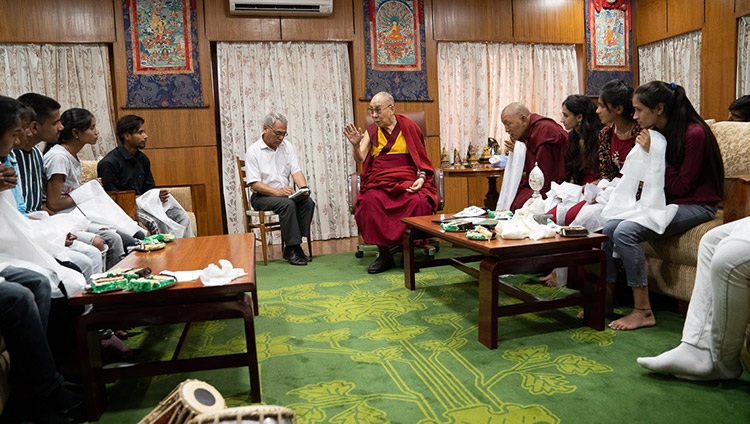 Seine Heiligkeit der Dalai Lama im Gespräch mit den Gästen der Tong-Len Institution in Dharamsala, HP, Indien am 7. Juli 2019. Foto: Tenzin Choejor