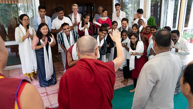 Seine Heiligkeit der Dalai Lama verabschiedet sich von den Gästen der Tong-Len Institution nach ihrem Treffen. In Dharamsala, HP, Indien am 7. Juli 2019. Foto: Tenzin Choejor