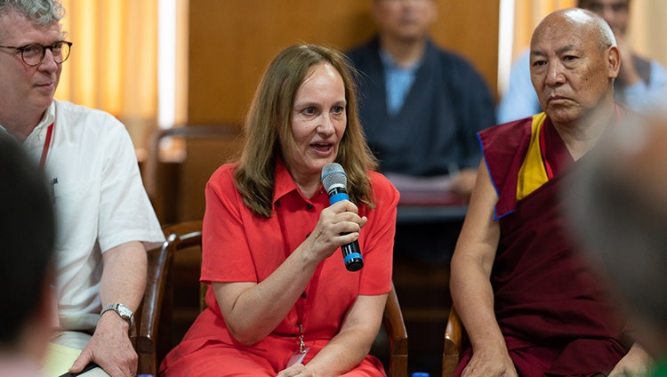 Margarita Kozhevnikova, Projektleiterin, eröffnet die Konferenz in der Residenz Seiner Heiligkeit des Dalai Lama in Dharamsala, HP, Indien am 8. Juli 2019. Foto: Tenzin Choejor