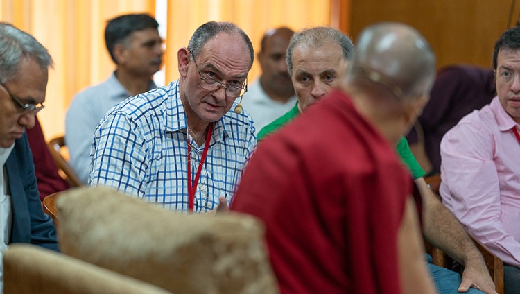 Moderator Scott Webster fasst die vorhergehenden Gespräche unter den Pädagogen und Erzieher für Seine Heiligkeit den Dalai Lama zusammen – in Dharamsala, HP, Indien am 9. Juli 2019. Foto: Tenzin Choejor