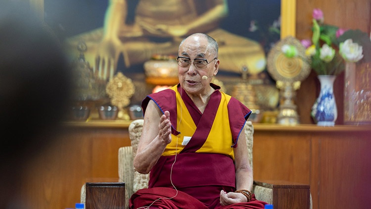 Seine Heiligkeit der Dalai Lama beantwortet Fragen von den Teilnehmenden der Konferenz über Menschliche Bildung im 3. Jahrtausend in Dharamsala, HP, Indien am 9. Juli 2019. Foto: Tenzin Choejor