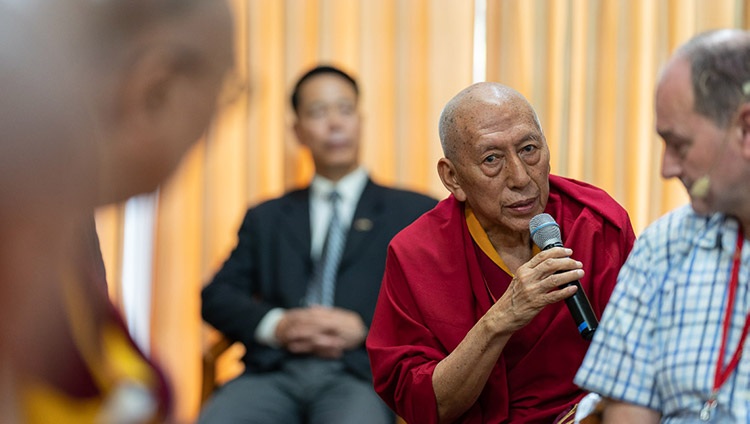 Der Ehrw. Samdhong Rinpoché informiert die Teilnehmenden über die nächsten geplanten Schritte, um das altindische Wissen wiederzubeleben – in Dharamsala, HP, Indien am 9. Juli 2019. Foto: Tenzin Choejor