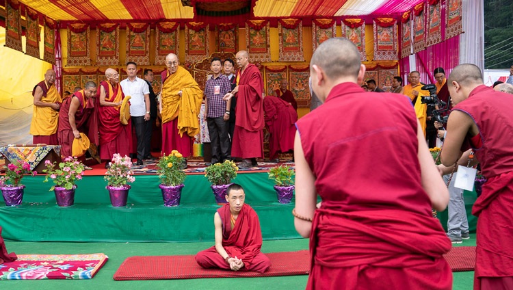 Seine Heiligkeit der Dalai Lama beobachtet junge Mönche während einer Debattiervorführung in Manila, HP, Indien am 13. August 2019. Foto: Tenzin Choejor