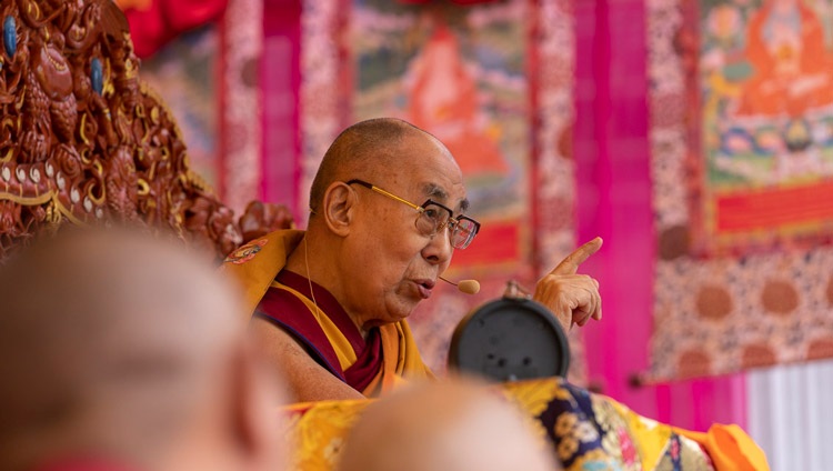 Seine Heiligkeit der Dalai Lama gestikuliert am ersten Tag der Unterweisungen in Manali, HP, Indien am 13. August 2019. Foto: Tenzin Choejor