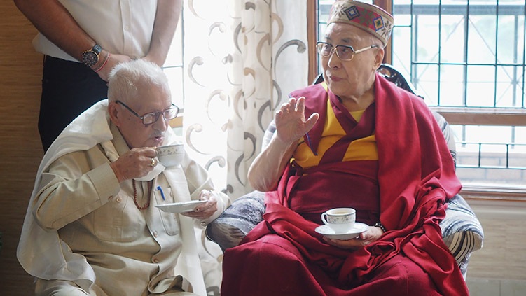 Seine Heiligkeit der Dalai Lama besucht während seines Aufenthaltes in Mandi einen alten Freund zum Tee. In Mandi, HP, Indien am 10. August 2019. Foto: Jeremy Russell