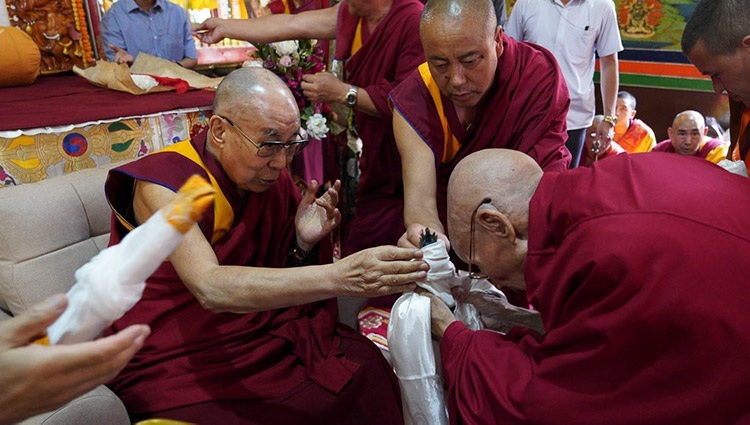 Goman Khensur Lobsang Samten, der Abt des Ön Ngari Klosters bietet Seiner Heiligkeit dem Dalai Lama an Mandala an. In Manali, HP, Indien am 10. August 2019. Foto: Lobsang Tsering