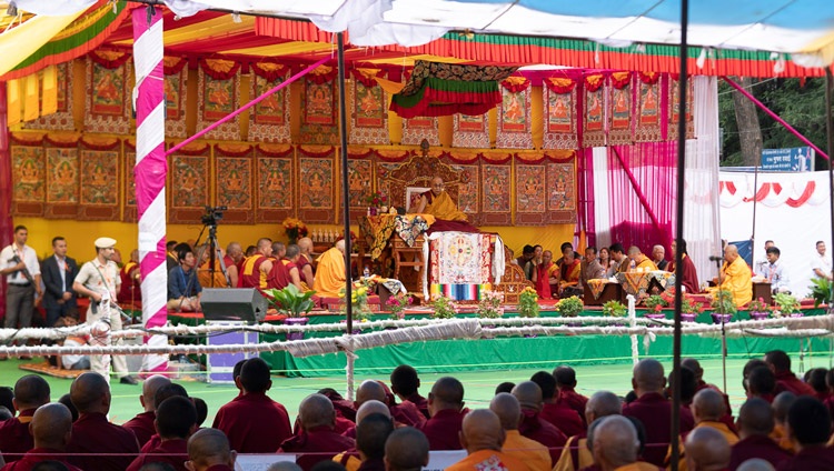 Ein Blick auf die Bühne während den Unterweisungen von Seiner Heiligkeit dem Dalai Lama in Manila, HP, Indien am 13. August 2019. Foto: Tenzin Choejor