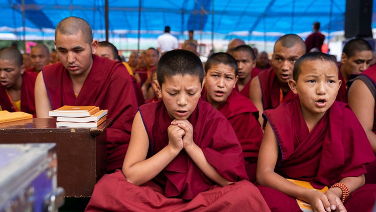 Junge Mönche rezitieren Gebete zu Beginn der Unterweisungen von Seiner Heiligkeit dem Dalai Lama in Manali, HP, Indien am 13. August 2019. Foto: Tenzin Choejor