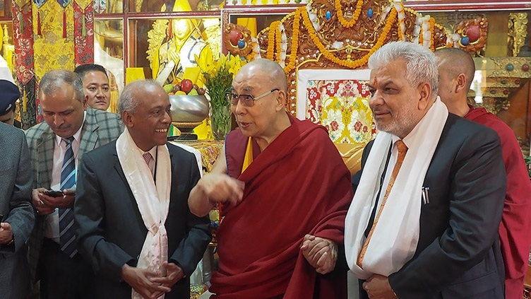 Seine Heiligkeit der Dalai Lama mit Oberrichter V Ramasubramanian (links) und Richter Dharam Chand Chaudhary (rechts) vom Obergericht des Himachal Pradesh in Manali, HP, Indien am 10. August 2019. Foto: Jeremy Russell
