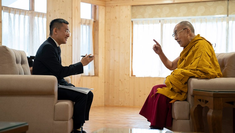 Seine Heiligkeit der Dalai Lama im Gespräch mit Hakka Television aus Taiwan. In Manali, HP, Indien am 14. August 2019. Foto: Tenzin Choejor