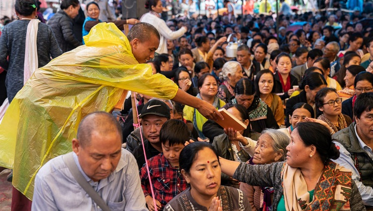 Freiwillige Helfer verteilen Bücher mit dem Text der Unterweisungen von Seiner Heiligkeit dem Dalai Lama in Manali, HP, Indien am 14. August 2019. Foto: Tenzin Choejor