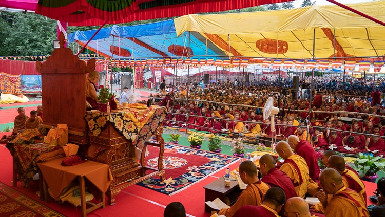 Ein Blick von der Bühne aus auf das Gelände während der Unterweisung von Seiner Heiligkeit dem Dalai Lama in Manali, HP, Indien am 14. August 2019. Foto: Tenzin Choejor
