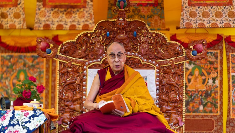 Seine Heiligkeit der Dalai Lama spricht am zweiten Tag der Unterweisungen in Manali, HP, Indien am 14. August 2019. Foto: Tenzin Choejor