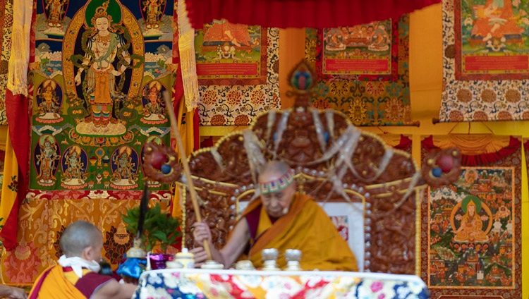 Seine Heiligkeit der Dalai Lama bereitet sich vor auf die Erteilung der Ermächtigung. In Manali, HP, Indien am 17. August 2019. Foto: Tenzin Choejor