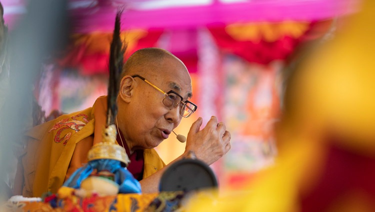 Seine Heiligkeit der Dalai Lama erklärt die Hintergründe zur Ermächtigung. In Manali, HP, Indien am 17. August 2019. Foto: Tenzin Choejor