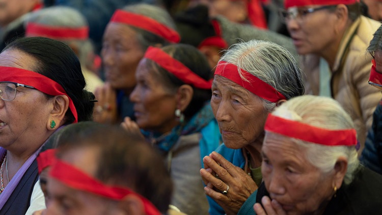Die Teilnehmenden tragen die rituelle Augenbinde während der Ermächtigung durch Seine Heiligkeit den Dalai Lama. In Manali, HP, Indien am 17. August 2019. Foto: Tenzin Choejor