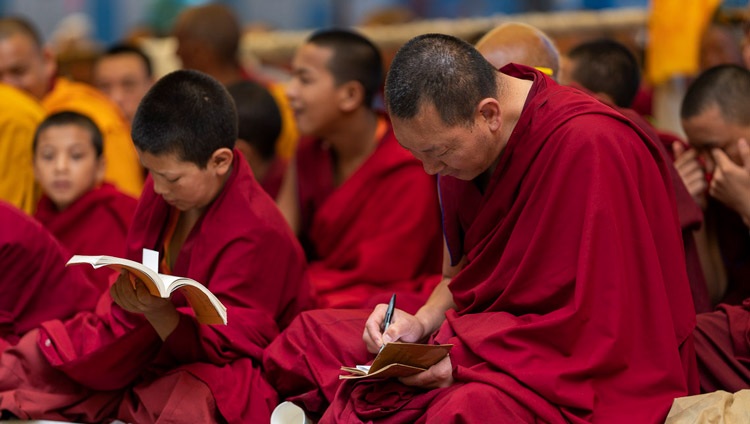 Mönche verfolgen die Unterweisungen von Seiner Heiligkeit dem Dalai Lama in Manali, HP, Indien am 18. August 2019. Foto: Tenzin Choejor
