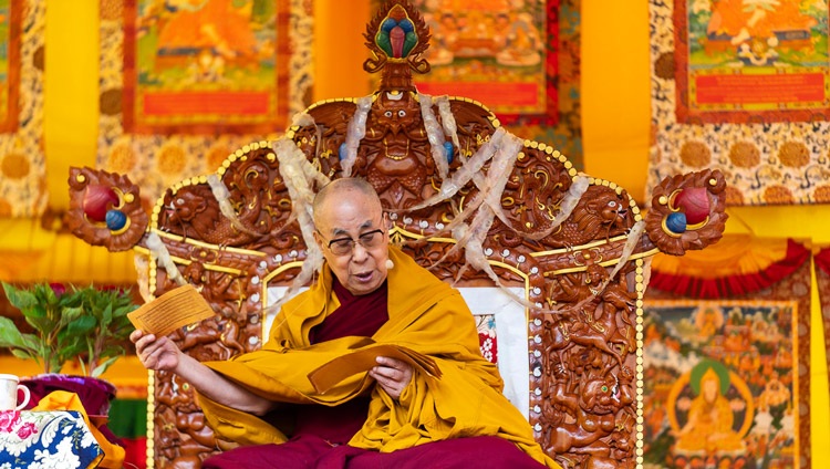 Seine Heiligkeit der Dalai Lama liest aus den Texten für die Unterweisungen in Manali, HP, Indien am 18. August 2019. Foto: Tenzin Choejor