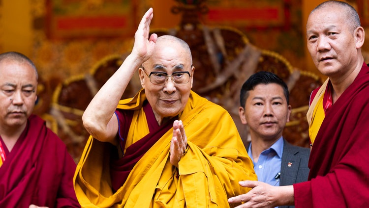 Seine Heiligkeit der Dalai Lama verabschiedet sich nach den Unterweisungen von den Teilnehmenden. In Manali, HP, Indien am 18. August 2019. Foto: Tenzin Choejor