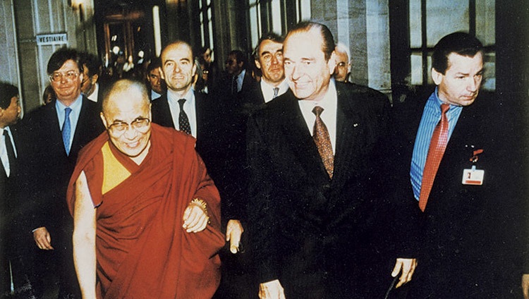 Seine Heiligkeit der Dalai Lama mit dem französischen Präsidenten Jacques Chirac am 8. Dezember 1998 in Paris, Frankreich
