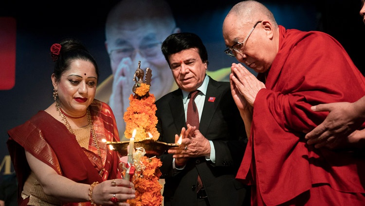 Seine Heiligkeit der Dalai Lama zündet zu Beginn seines Vortrages eine zeremonielle Lampe an - an der Chitkara Universität in Chandigarh, Indien am 14. Oktober 2019. Foto: Tenzin Choejor