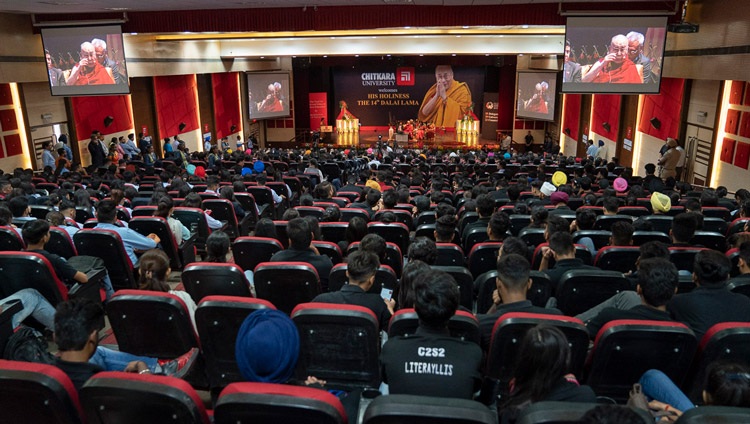 Ein Blick auf das Auditorium während des Vortrages von Seiner Heiligkeit dem Dalai Lama an der Chitkara Universität in Chandigarh, Indien am 14. Oktober 2019. Foto: Tenzin Choejor