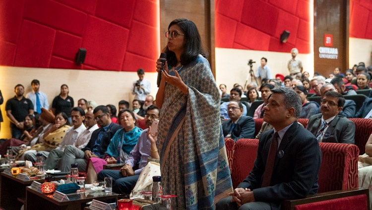 Eine Frau aus dem Publikum stellt Seiner Heiligkeit dem Dalai Lama eine Frage am Ende des Vortrages - an der Chitkara Universität in Chandigarh, Indien am 14. Oktober 2019. Foto: Tenzin Choejor