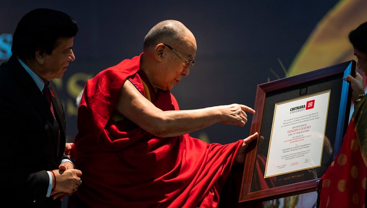 Seine Heiligkeit der Dalai Lama erhält den Ehrendoktor für Literatur an der Chitkara Universität in Chandigarh, Indien am 14. Oktober 2019. Foto: Tenzin Choejor