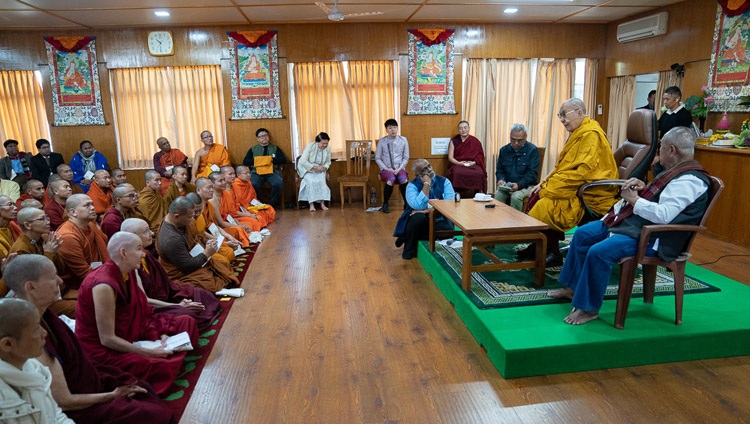 Seine Heiligkeit der Dalai Lama spricht zu den Mitgliedern des International Network of Engaged Buddhists in seiner Residenz in Dharamsala, HP, Indien am 21. Oktober 2019. Foto: Tenzin Choejor