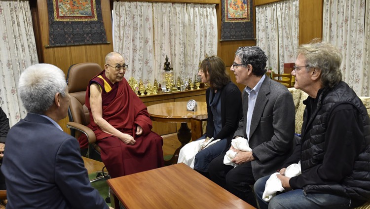 Seine Heiligkeit der Dalai Lama im Gespräch mit Vertretern des Mind & Life Institute in seiner Residenz in Dharamsala, HP, Indien am 29. Oktober 2019. Foto: Ehrw. Tenzin Damchoe