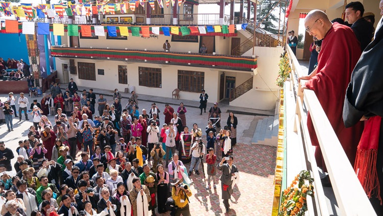 Aktive und ehemalige Künstler des Tibetan Institute of Performing Arts singen Lieder zu Ehren Seiner Heiligkeit des Dalai Lama. In Dharamsala, HP, Indien am 29. Oktober 2019. Foto: Tenzin Choejor
