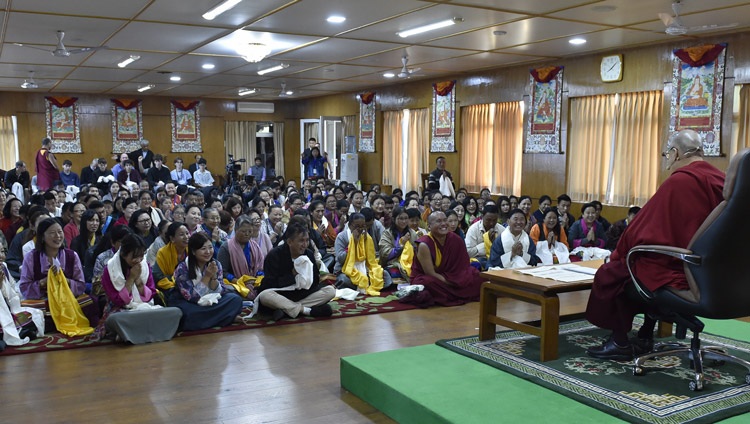 Seine Heiligkeit der Dalai Lama spricht vor Mitgliedern des Vairochana Institute aus Gangtok, Sikkim in Dharamsala, HP, Indien am 29. Oktober 2019. Foto: Ehrw. Tenzin Damchoe