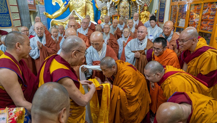 Seine Heiligkeit der Dalai Lama grüsst die Mönchsgemeinschaft zu Beginn der Unterweisungen in Dharamsala, HP, Indien am 4. November 2019. Foto: Ehrw. Tenzin Jamphel