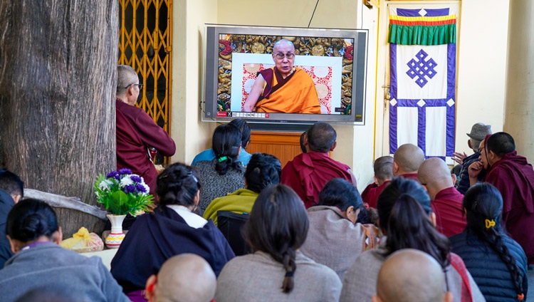 Viele Teilnehmende verfolgen die Unterweisungen von Seiner Heiligkeit dem Dalai Lama über Bildschirme im Hof des tibetischen Haupttempels in Dharamsala, HP, Indien am 4. November 2019. Foto: Ehrw. Tenzin Jamphel
