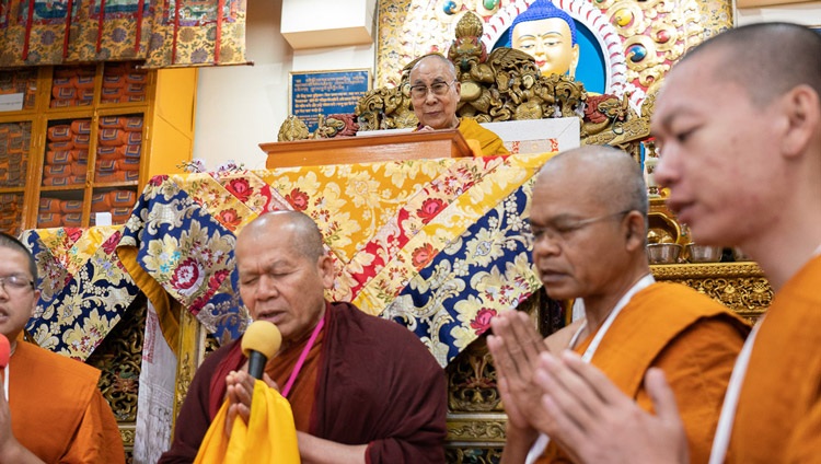 Thailändische Mönche bei den Einführungsgebeten vor der Unterweisung von Seiner Heiligkeit dem Dalai Lama in Dharamsala, HP, Indie am 5. November 2019. Foto: Ehrw. Tenzin Jamphel