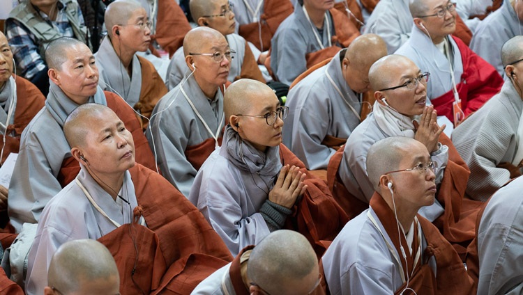 Koreanische Mönche und Nonnen verfolgen die Ausführungen von Seiner Heiligkeit dem Dalai Lama über das Herz-Sutra in Dharamsala, HP, Indien am 5. November 2019. Foto: Ehrw. Tenzin Jamphel