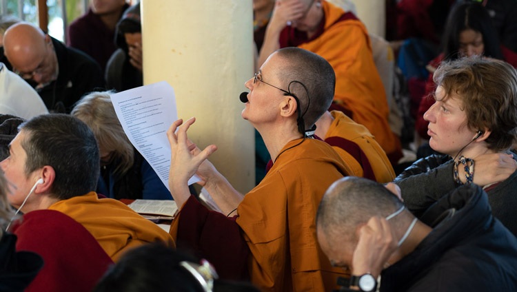 Die deutsche Simultanübersetzerin – eine von 12 Übersetzungssprachen – während den Unterweisungen von Seiner Heiligkeit dem Dalai Lama in Dharamsala, HP, Indien am 5. November 2019. Foto: Ehrw. Tenzin Jamphel