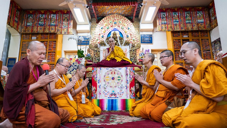 Thailändische Mönche rezitieren Einführungsgebete vor den Unterweisungen von Seiner Heiligkeit dem Dalai Lama in Dharamsala, HP, Indien am 6. November 2019. Foto: Ehrw. Tenzin Jamphel